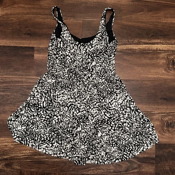 H&M Black and White Patterned Jersey Romper in Size Medium - Picture 5 of 7